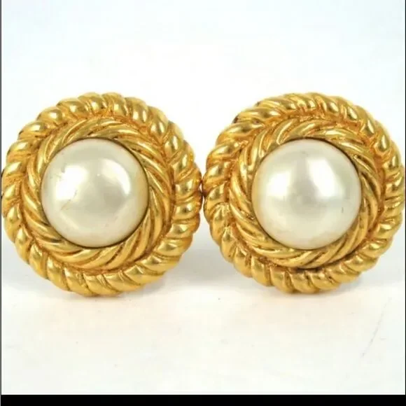 CHANEL Vintage Authentic Clip on earings - Picture 9 of 13